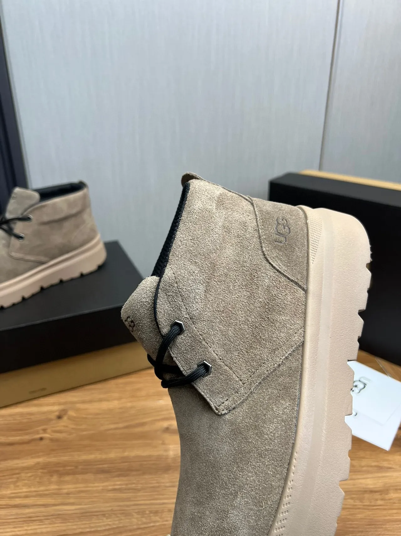 UGG বেইজ কালো সুয়েড উপর লেস-আপ চক্কা এনকেল বুট 8