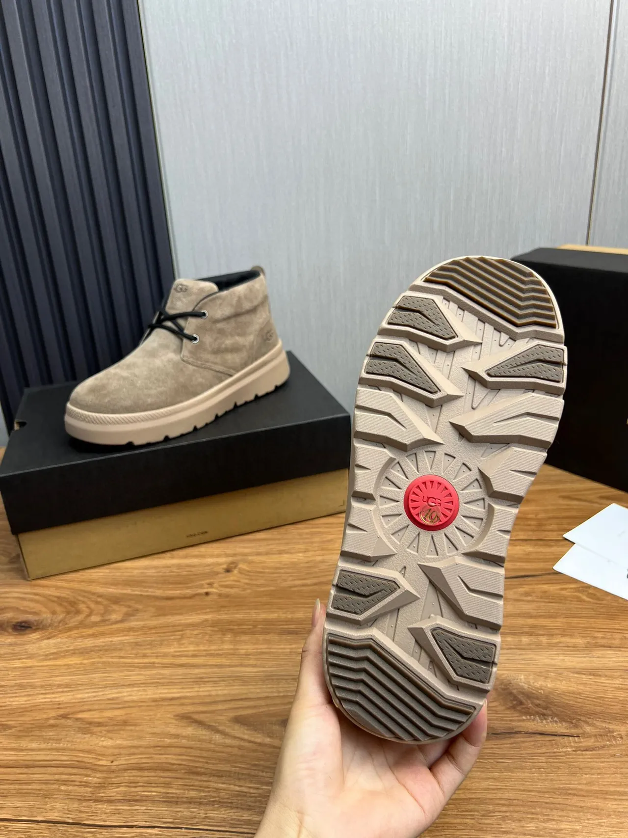 UGG বেইজ কালো সুয়েড উপর লেস-আপ চক্কা এনকেল বুট 9