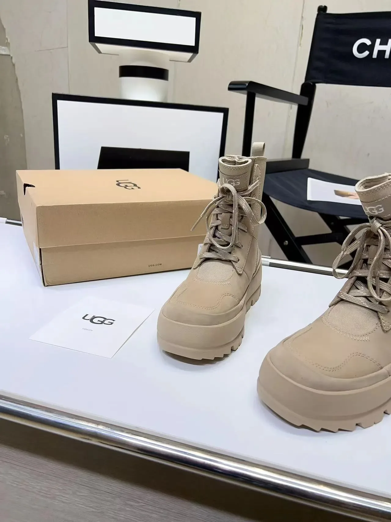 UGG भूरा कैनवास लेस-अप एंसल बूट 2