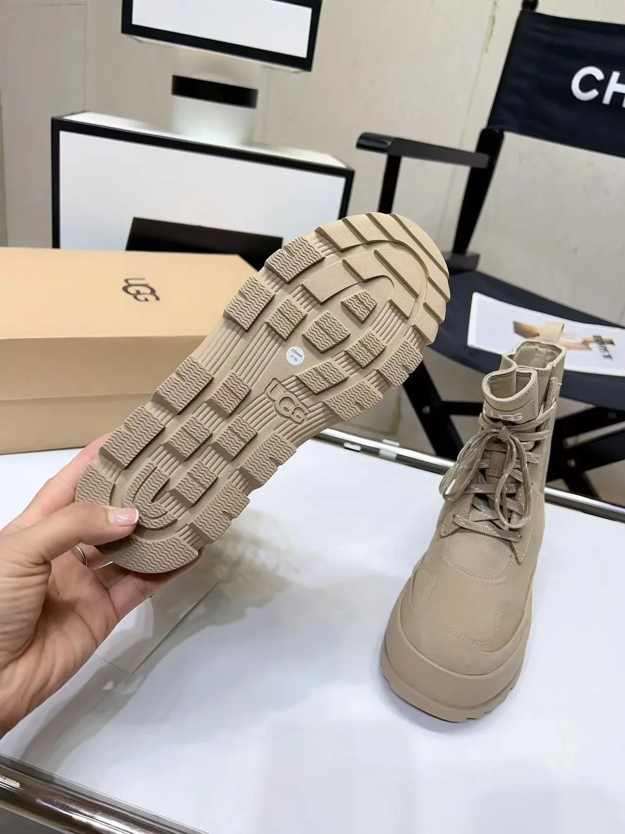 UGG भूरा कैनवास लेस-अप एंसल बूट 3