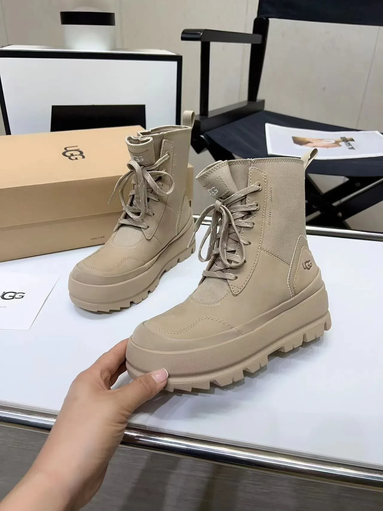 UGG भूरा कैनवास लेस-अप एंसल बूट 4
