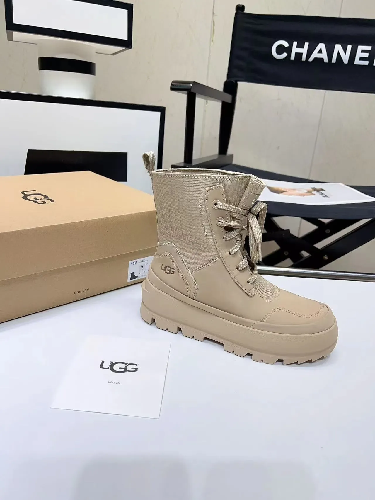 UGG भूरा कैनवास लेस-अप एंसल बूट 6