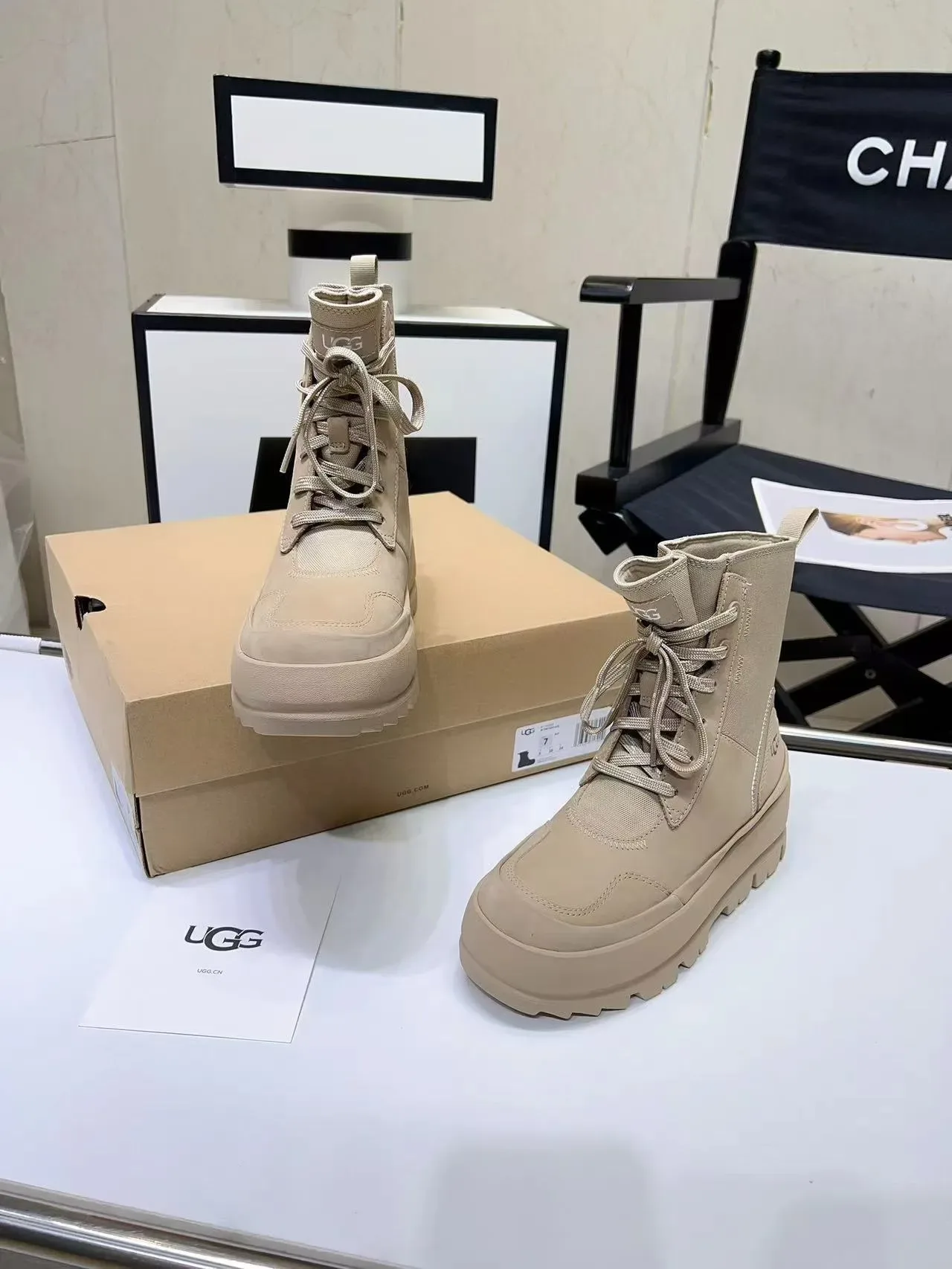 UGG भूरा कैनवास लेस-अप एंसल बूट 7