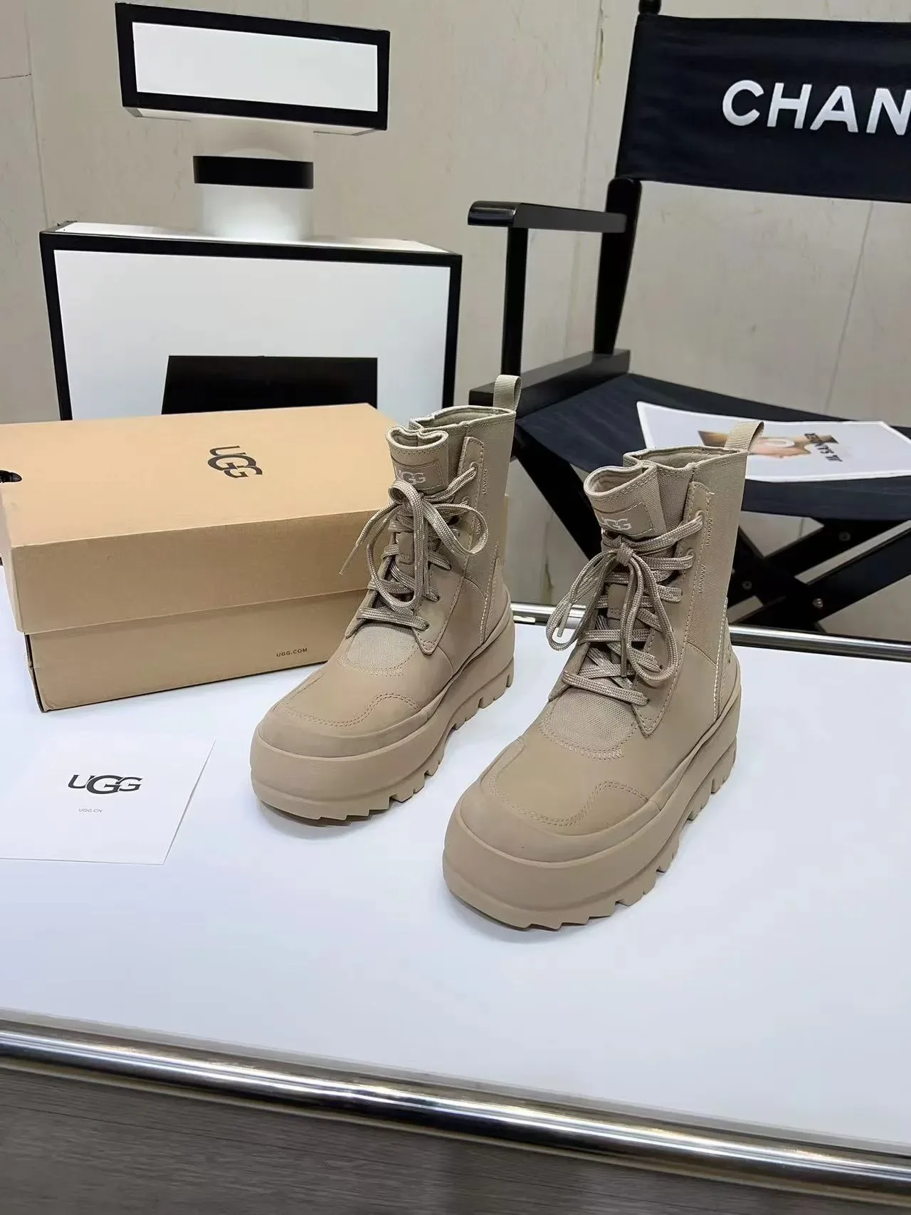 UGG भूरा कैनवास लेस-अप एंसल बूट 8