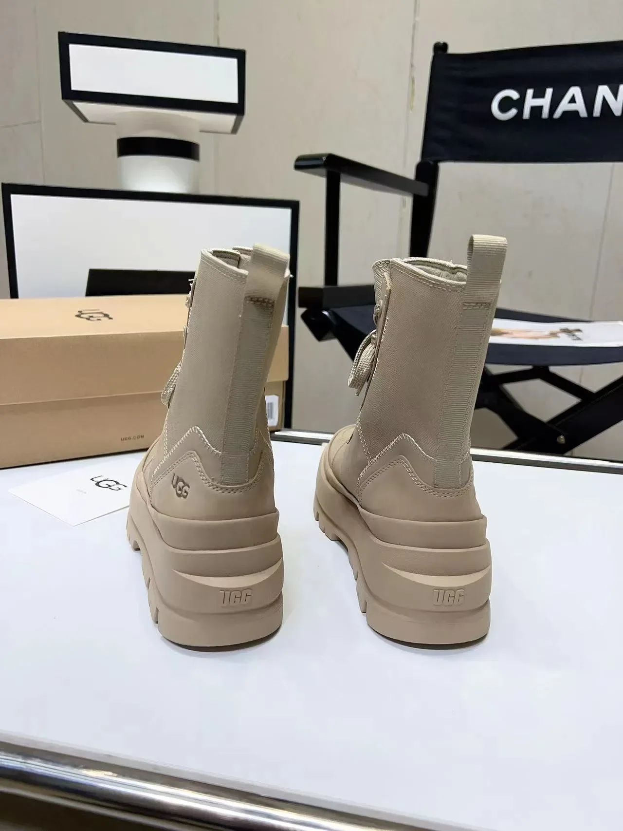 UGG भूरा कैनवास लेस-अप एंसल बूट 9