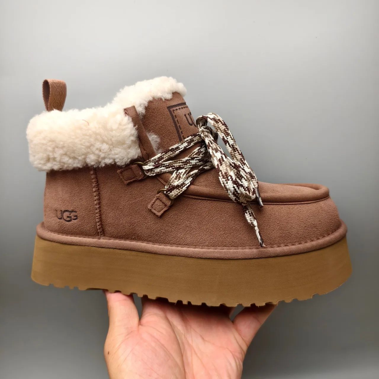 UGG 棕米色 平台鞋底 编织鞋带 雪靴 2