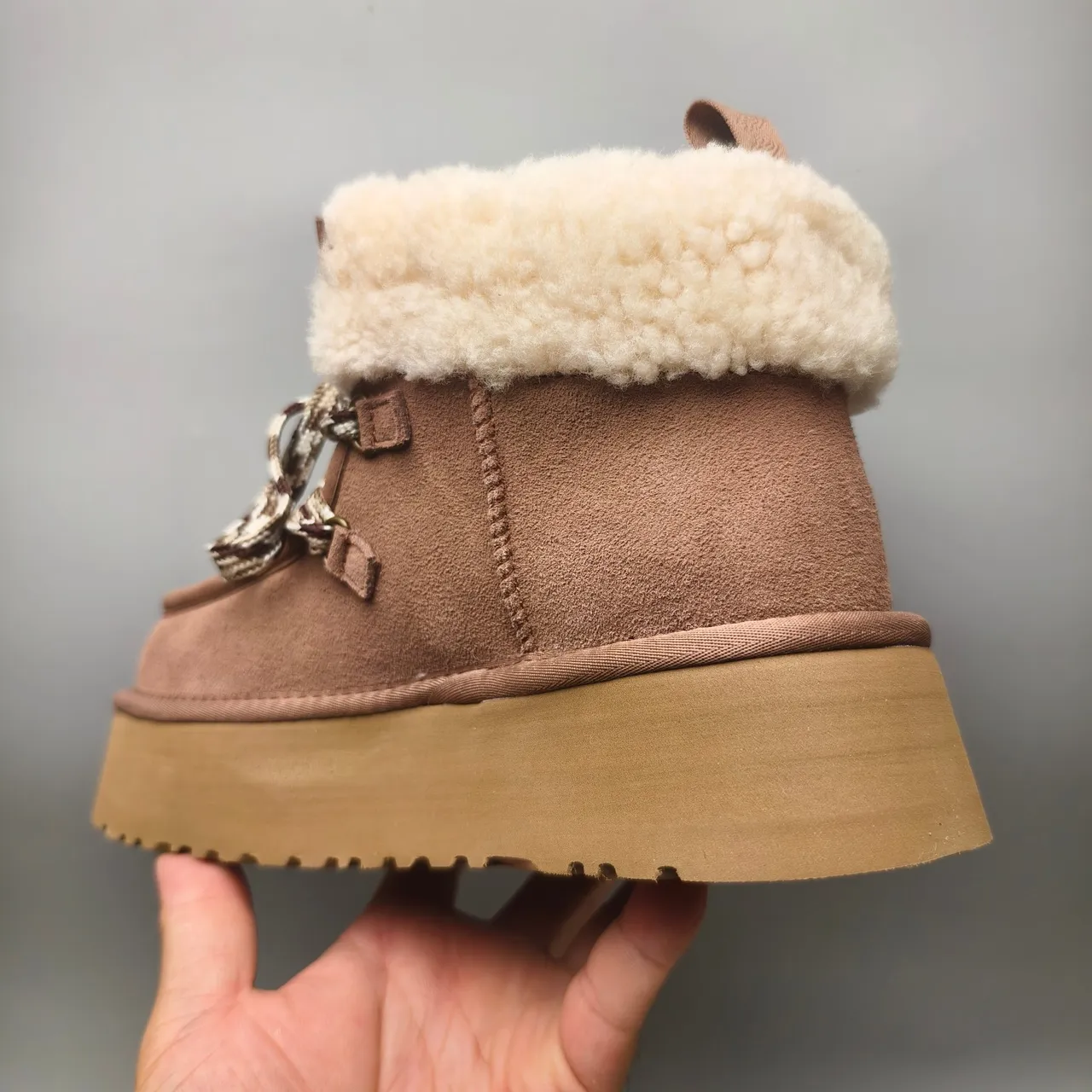 UGG 棕米色 平台鞋底 编织鞋带 雪靴 4