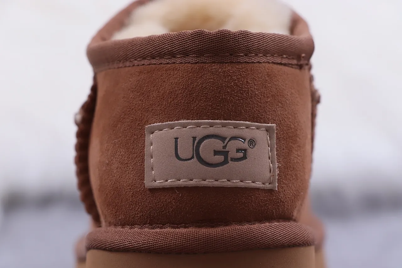 UGG ব্রাউন বেইজ স্যুয়েড উপর শিয়ারলিং লাইন্ড স্নো বুটস 3