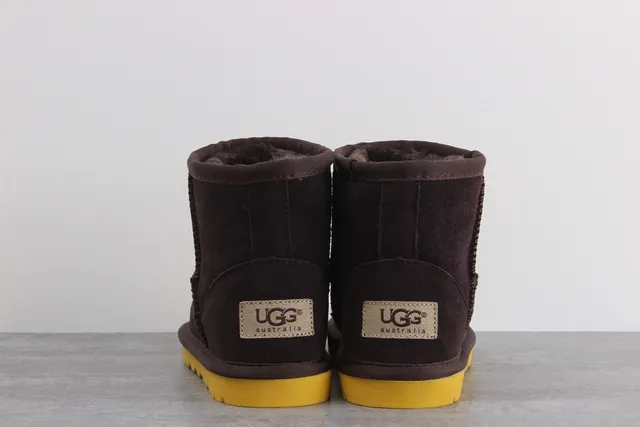 UGG भूरी पीली कैरेक्टर-फेस एप्लिके सूड अपर स्नो बूट्स 2