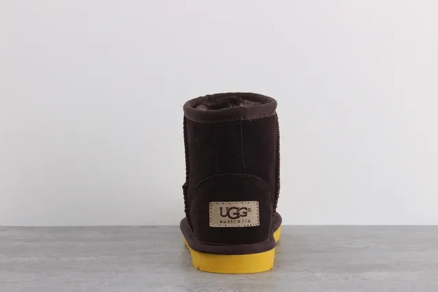UGG भूरी पीली कैरेक्टर-फेस एप्लिके सूड अपर स्नो बूट्स 4