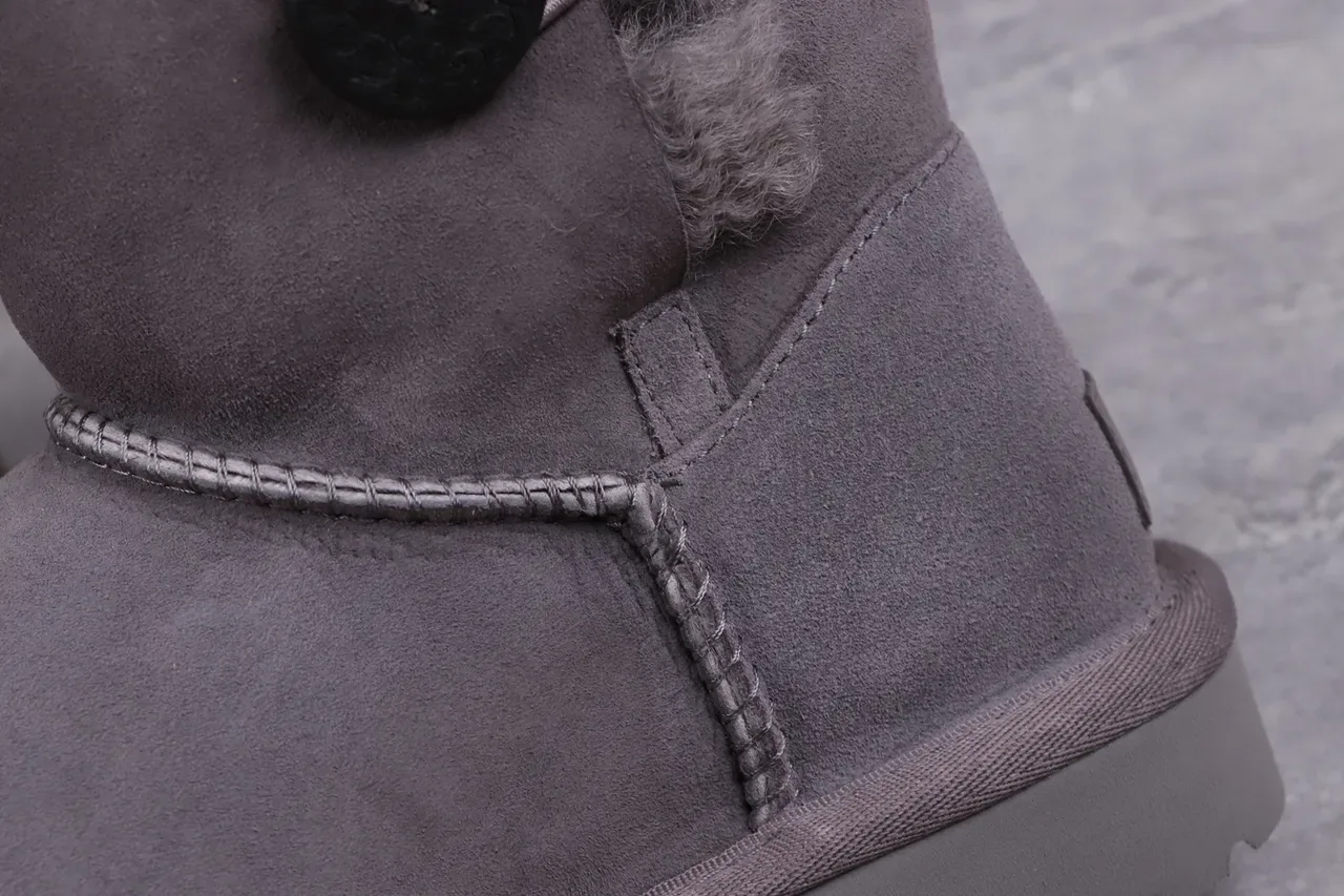 UGG Classic Button कार्बन ग्रे स्नो बूट 3