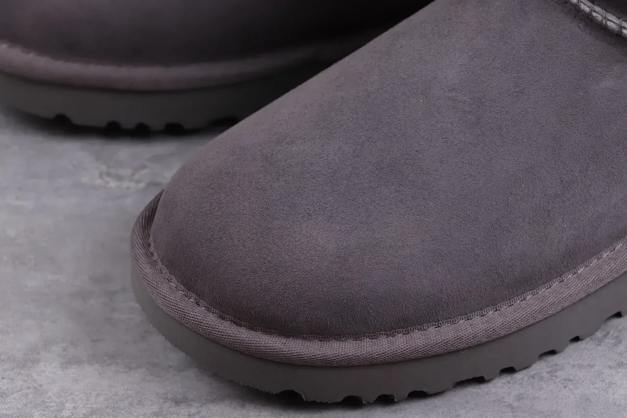 UGG Classic Button कार्बन ग्रे स्नो बूट 4
