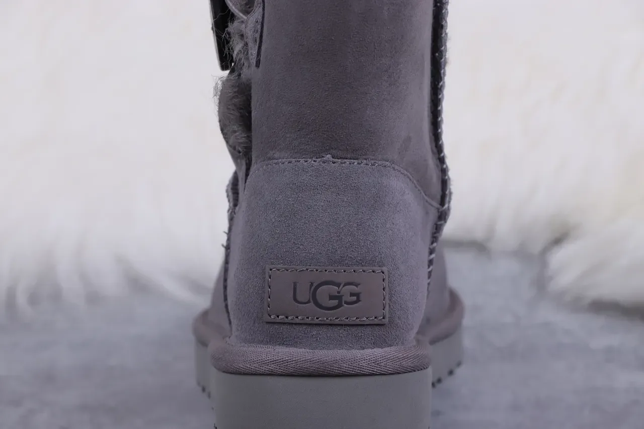 UGG Classic Button कार्बन ग्रे स्नो बूट 5