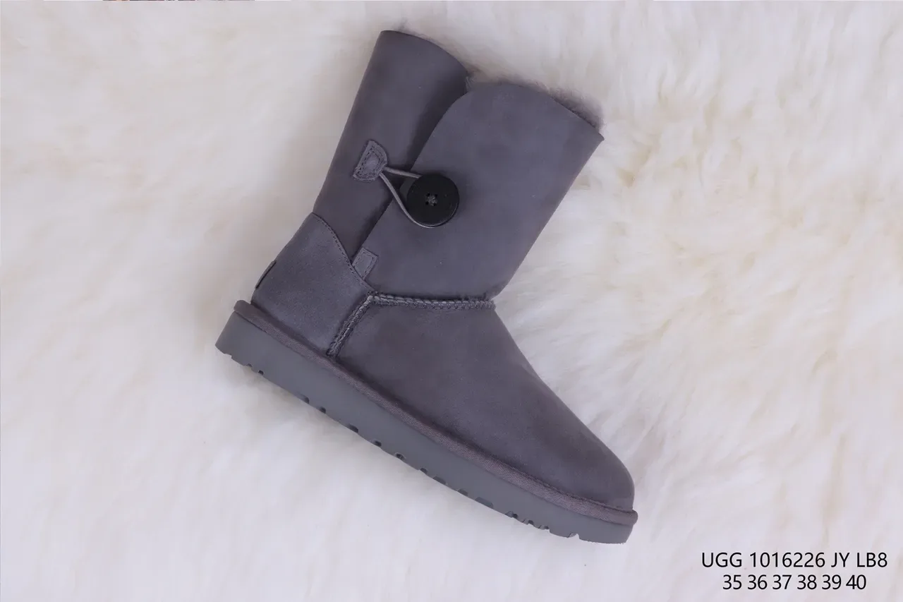 UGG Classic Button कार्बन ग्रे स्नो बूट 6