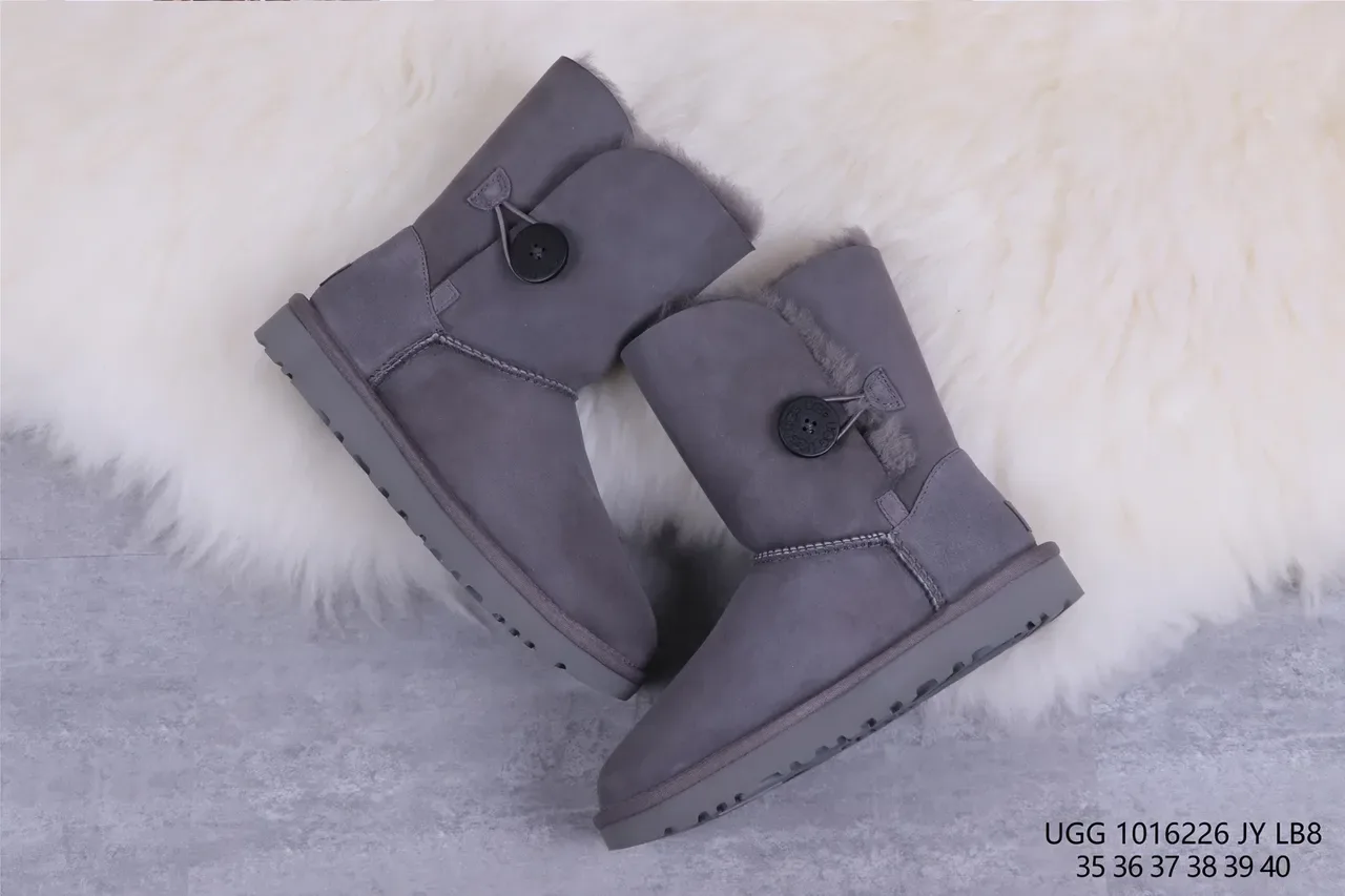 UGG Classic Button कार्बन ग्रे स्नो बूट 7