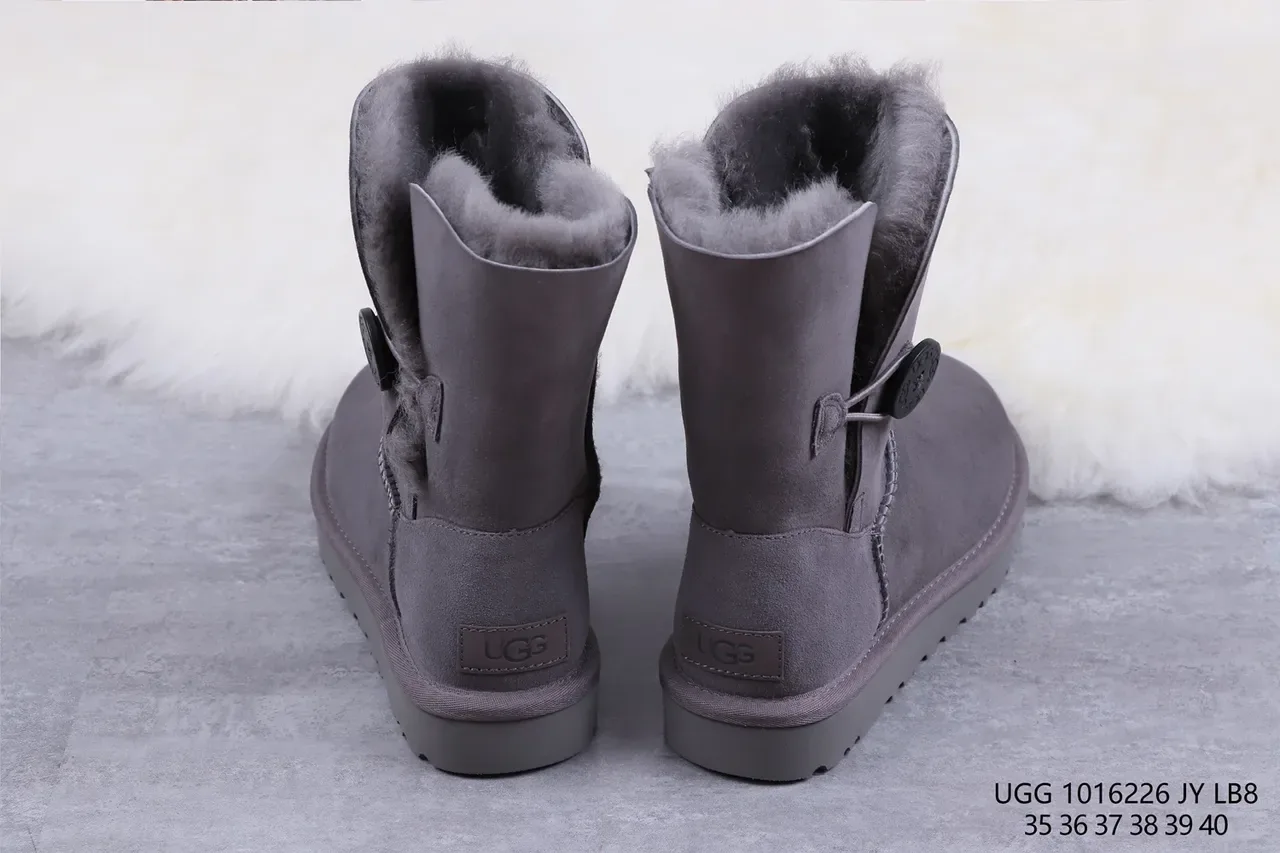 UGG Classic Button कार्बन ग्रे स्नो बूट 8