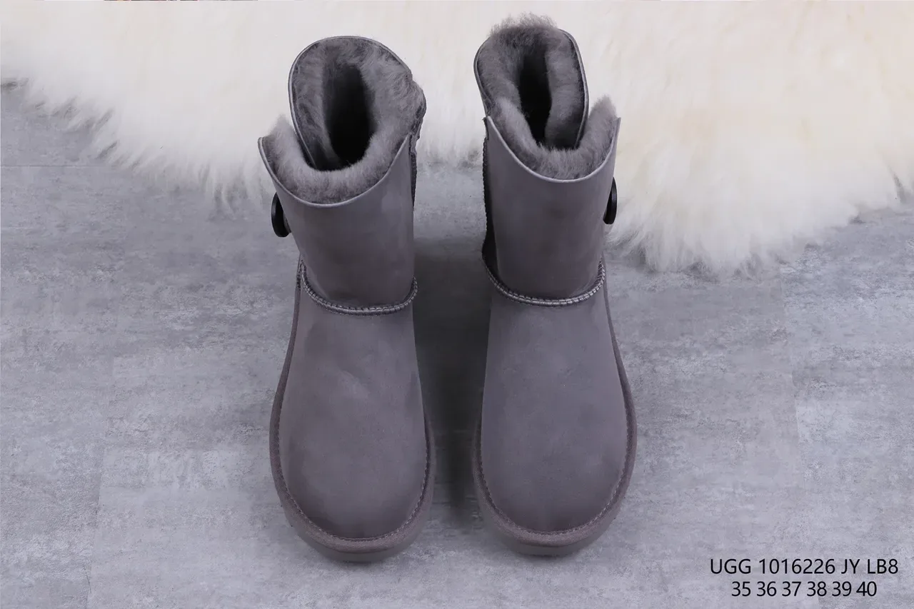 UGG Classic Button कार्बन ग्रे स्नो बूट 9