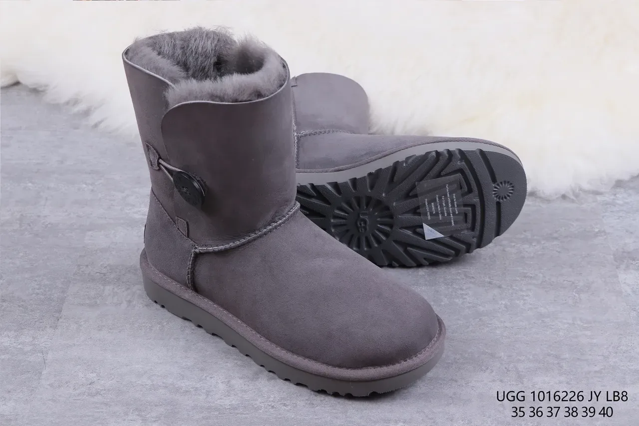 UGG Classic Button कार्बन ग्रे स्नो बूट 10