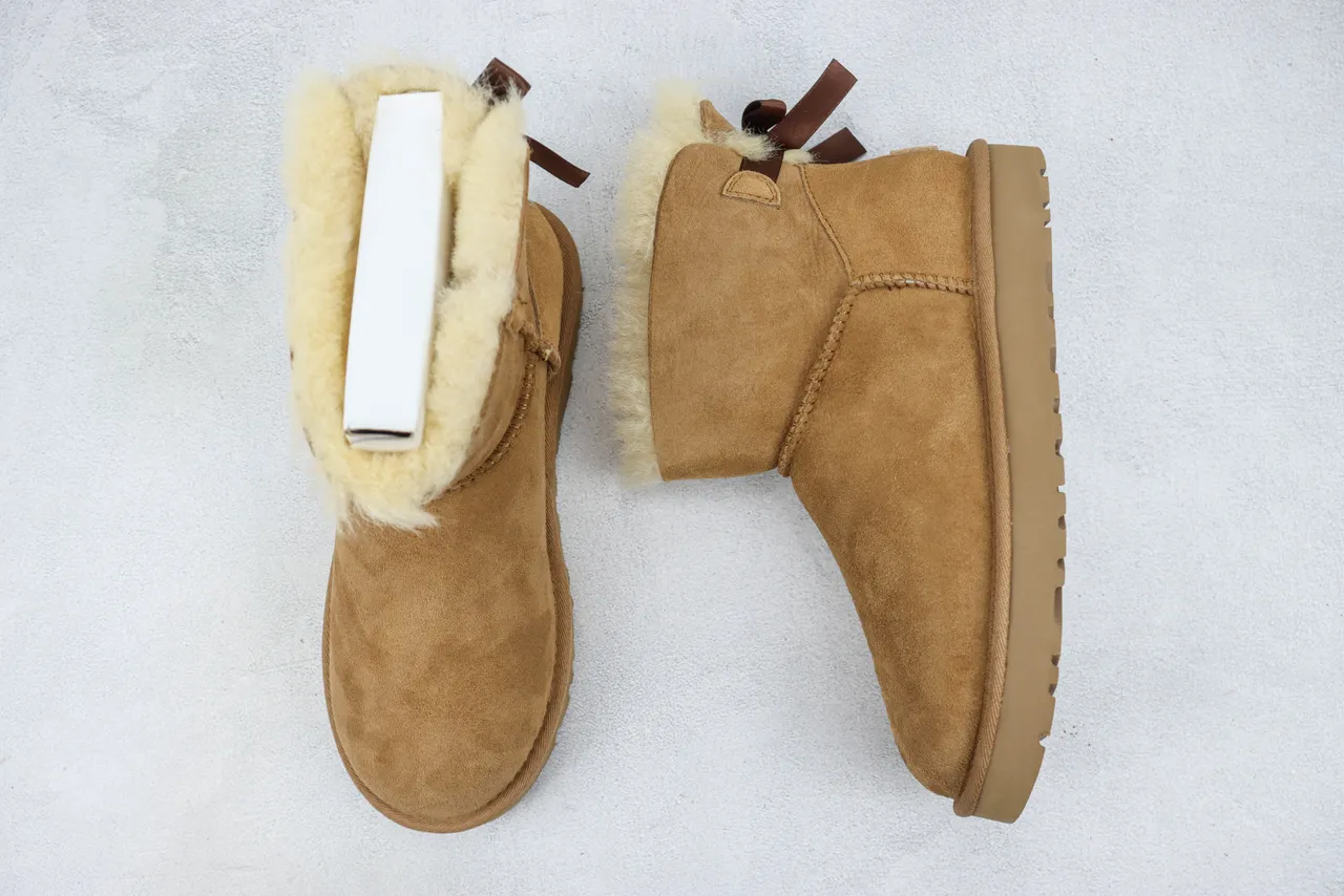 UGG Classic Mini Bow 棕色麂皮羊毛内里雪靴 8