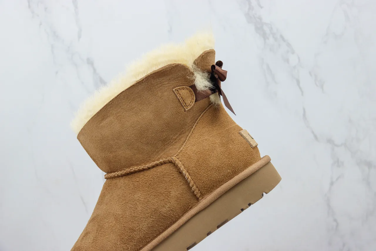 UGG Classic Mini Bow 棕色麂皮羊毛内里雪靴 9