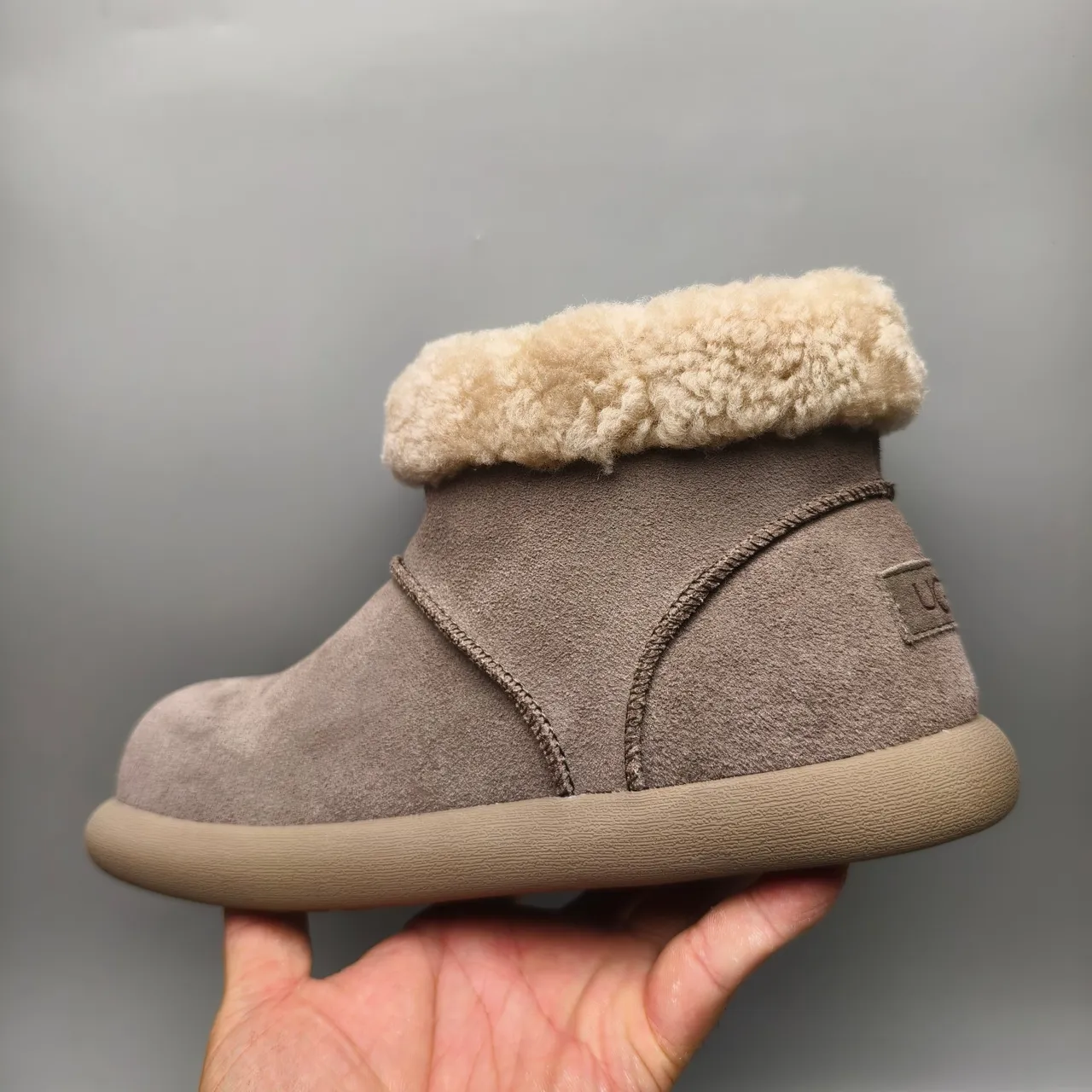 UGG ক্লাসিক মিনি টপ সুয়েড শিয়ারলিং কাফ এনকেল বুট 4
