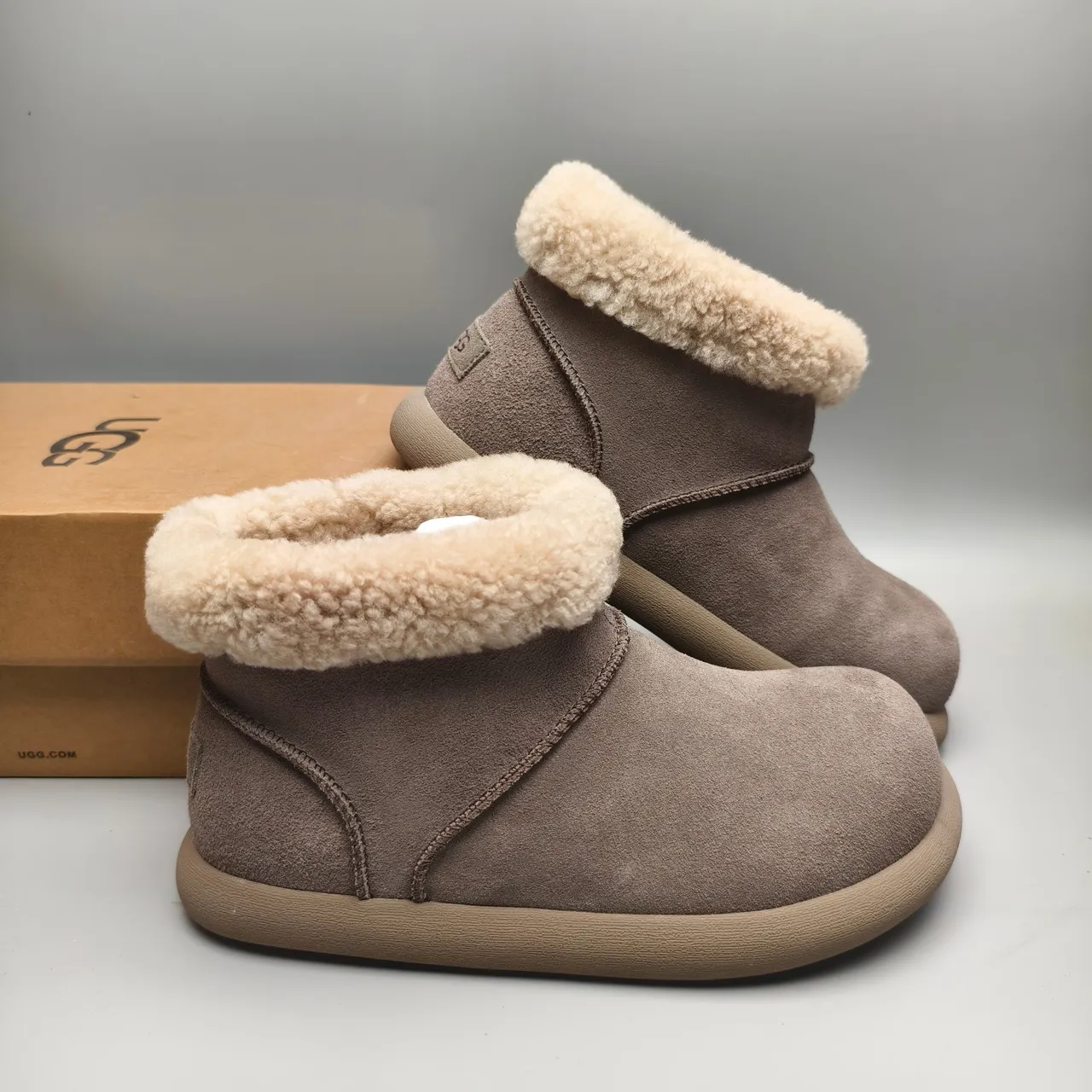 UGG ক্লাসিক মিনি টপ সুয়েড শিয়ারলিং কাফ এনকেল বুট 6