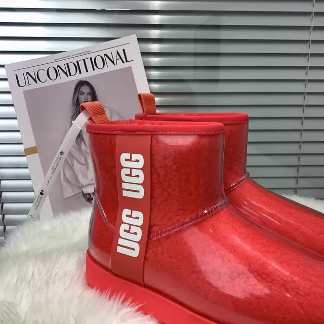 UGG Classic Mini 透明红色雪靴 2