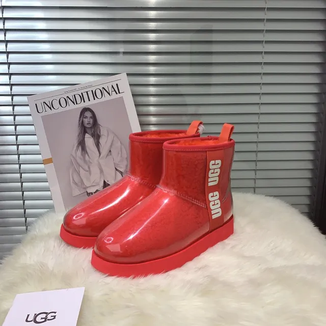 UGG Classic Mini 透明红色雪靴 3