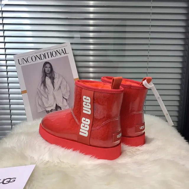 UGG Classic Mini 透明红色雪靴 6