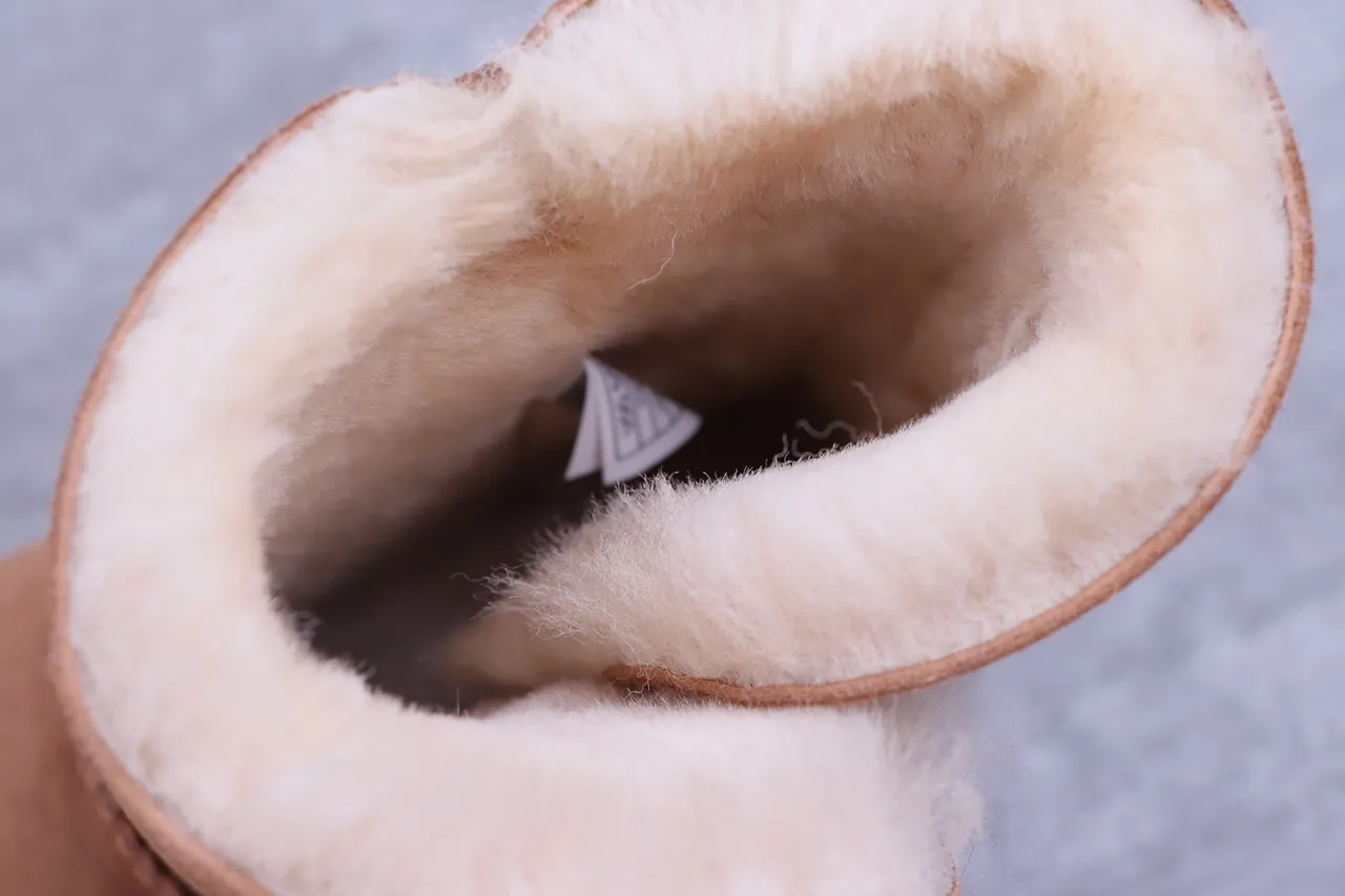 UGG Classic Short Botas de Nieve de Ante Marrón con Forro de Shearling 2