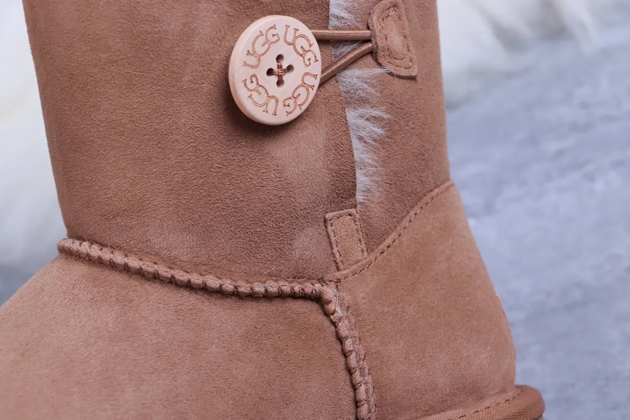 UGG Classic Short Botas de Nieve de Ante Marrón con Forro de Shearling 3