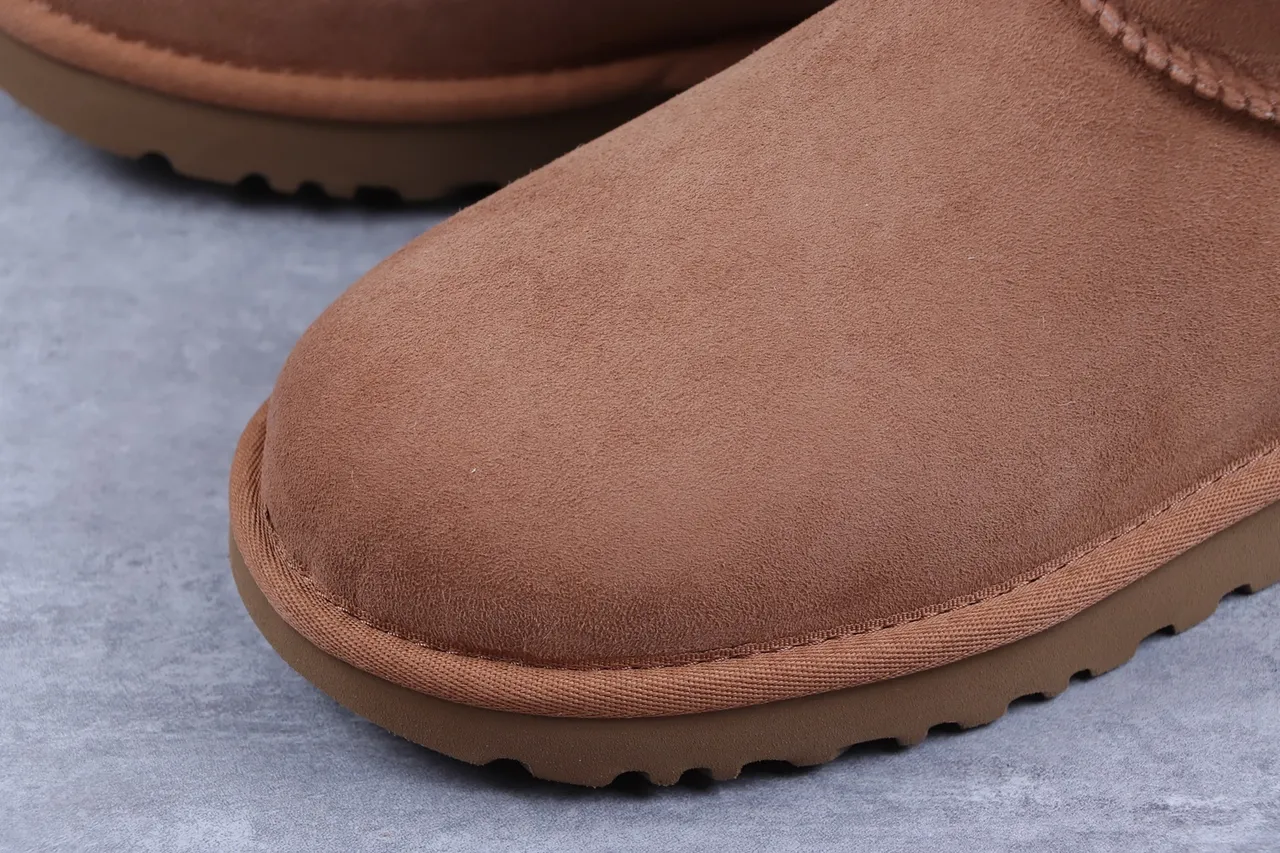 UGG Classic Short Botas de Nieve de Ante Marrón con Forro de Shearling 4