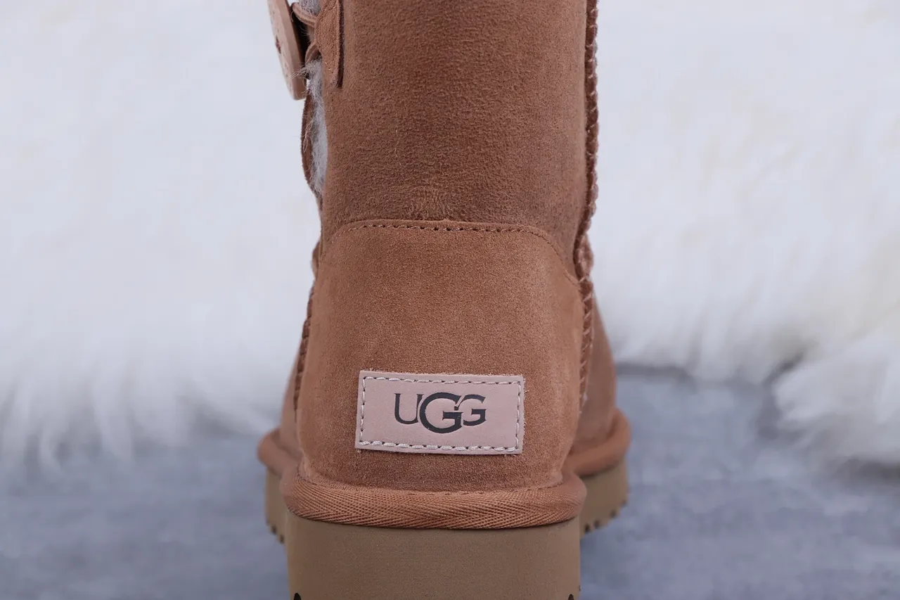 UGG Classic Short Botas de Nieve de Ante Marrón con Forro de Shearling 5