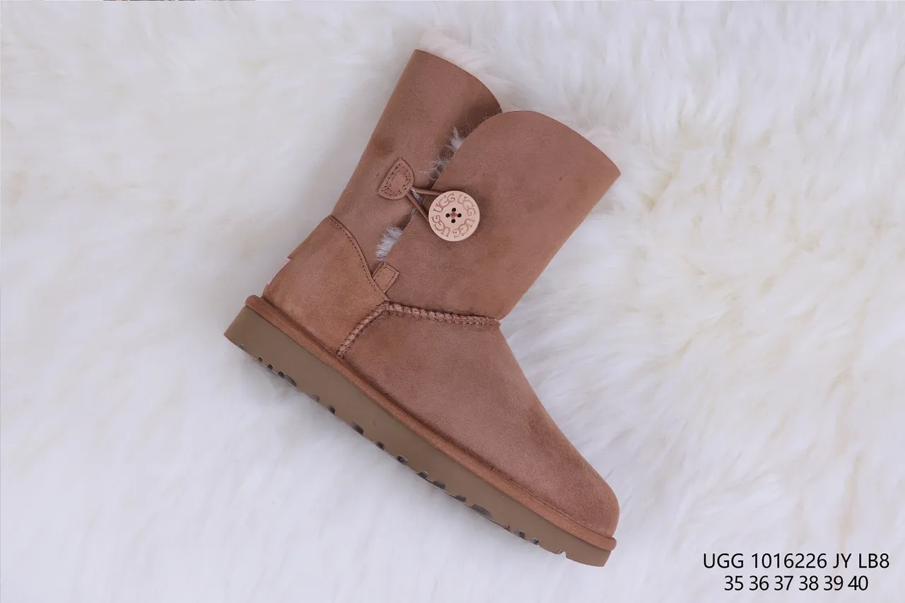 UGG Classic Short Botas de Nieve de Ante Marrón con Forro de Shearling 6