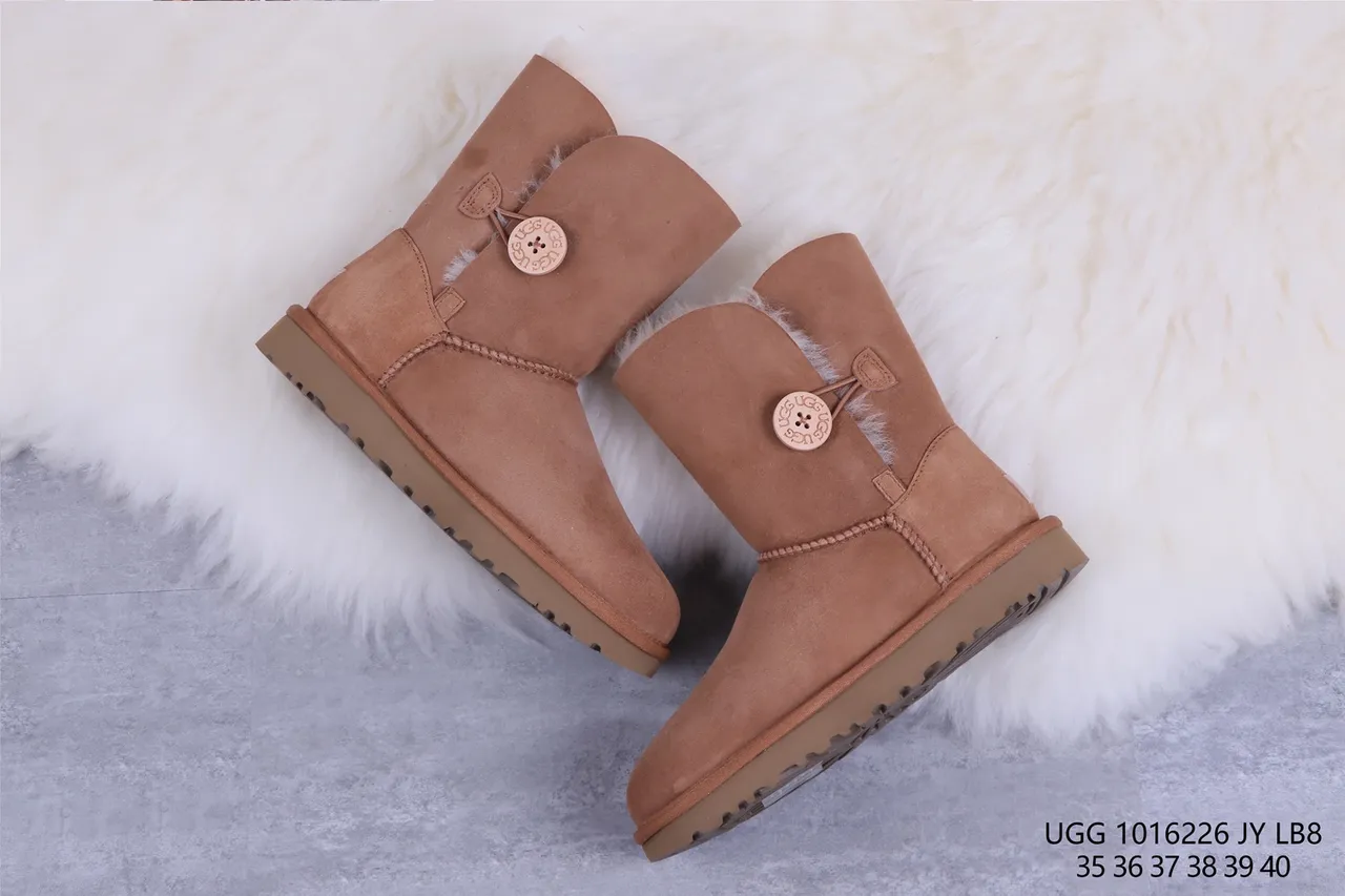 UGG Classic Short Botas de Nieve de Ante Marrón con Forro de Shearling 7