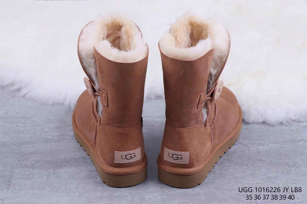UGG Classic Short Botas de Nieve de Ante Marrón con Forro de Shearling 8