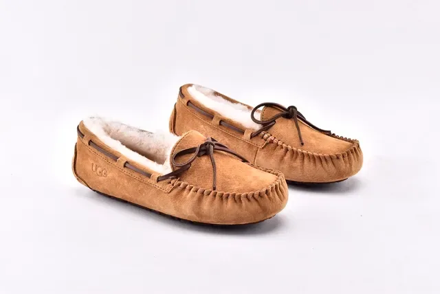 UGG डाकोटा टैन सुड शियरलिंग-लाइन्ड मॉकसिन लूफर्स 2