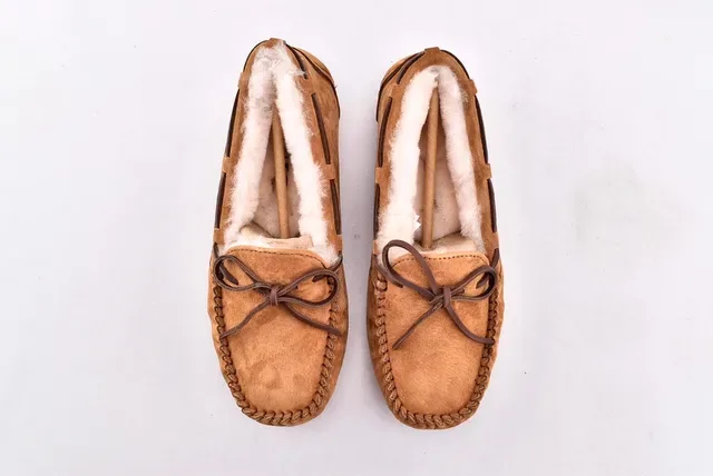 UGG डाकोटा टैन सुड शियरलिंग-लाइन्ड मॉकसिन लूफर्स 3