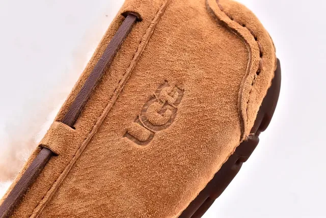 UGG डाकोटा टैन सुड शियरलिंग-लाइन्ड मॉकसिन लूफर्स 4