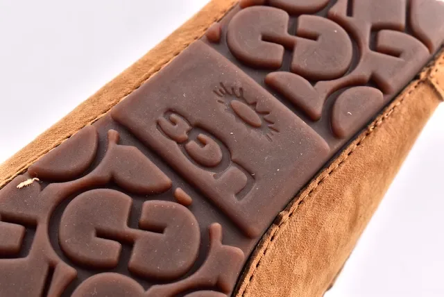UGG डाकोटा टैन सुड शियरलिंग-लाइन्ड मॉकसिन लूफर्स 7