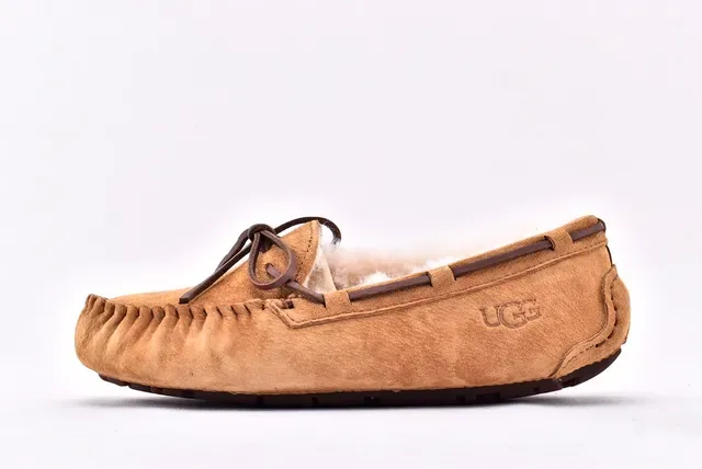 UGG डाकोटा टैन सुड शियरलिंग-लाइन्ड मॉकसिन लूफर्स 8