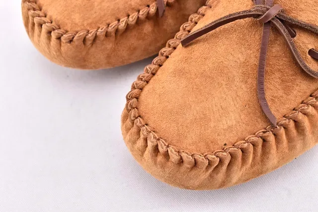 UGG डाकोटा टैन सुड शियरलिंग-लाइन्ड मॉकसिन लूफर्स 9