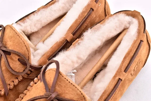 UGG डाकोटा टैन सुड शियरलिंग-लाइन्ड मॉकसिन लूफर्स 10