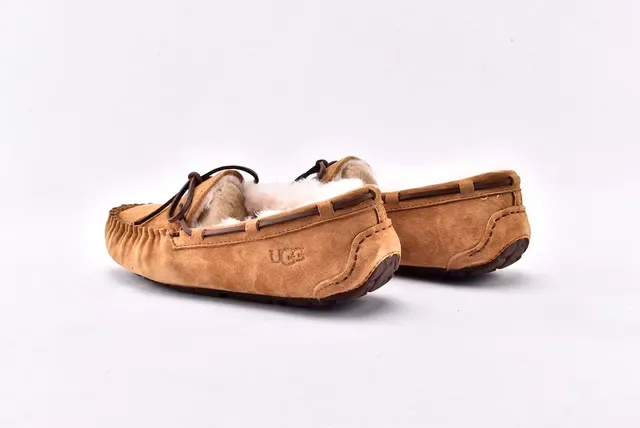 UGG डाकोटा टैन सुड शियरलिंग-लाइन्ड मॉकसिन लूफर्स 13