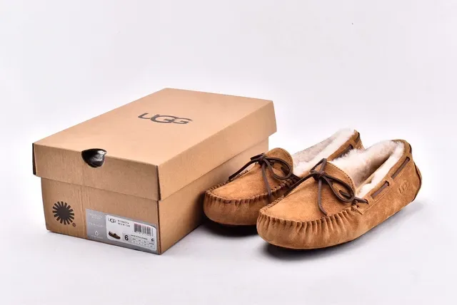 UGG डाकोटा टैन सुड शियरलिंग-लाइन्ड मॉकसिन लूफर्स 14
