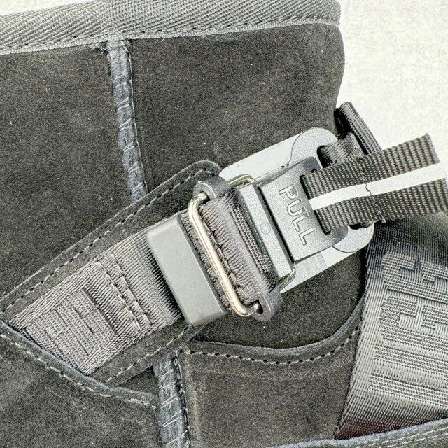 UGG Harness Strap Bottes de neige noires 13