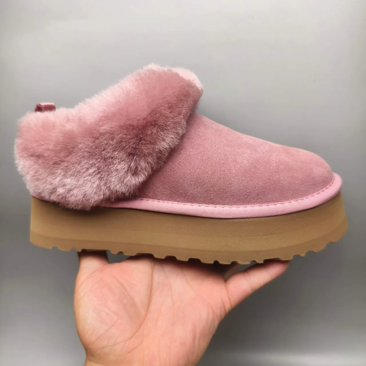 UGG गुलाबी भूरा स्लिप-ऑन प्लेटफॉर्म शेयरलिंग-कलर वाली बर्फीले जूते 2