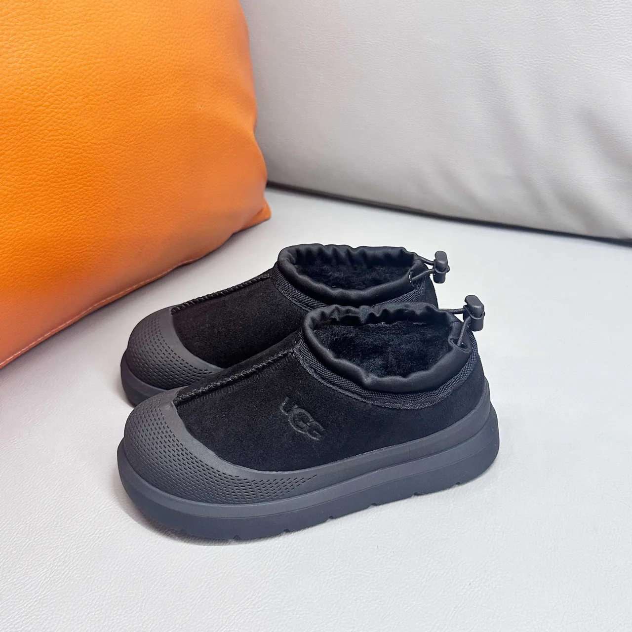 UGG Tasman 黑色一脚蹬平台雪靴 18
