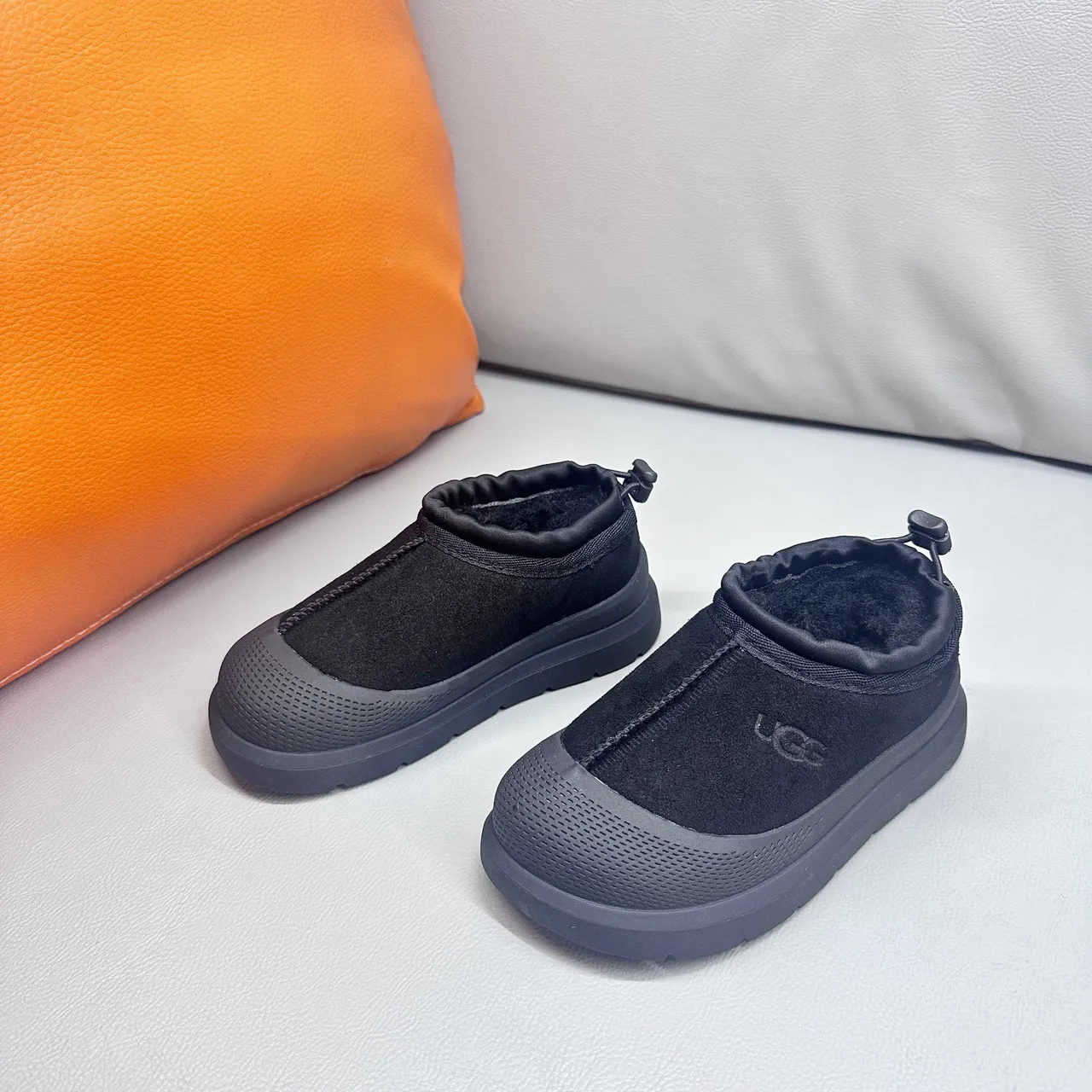 UGG Tasman 黑色一脚蹬平台雪靴 19