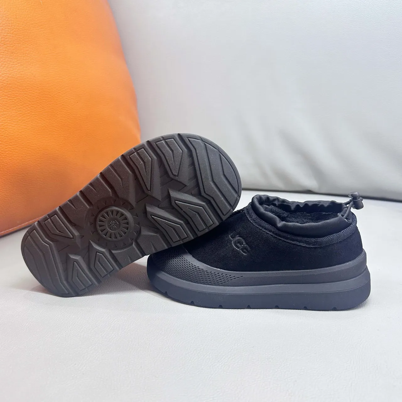 UGG Tasman 黑色一脚蹬平台雪靴 21